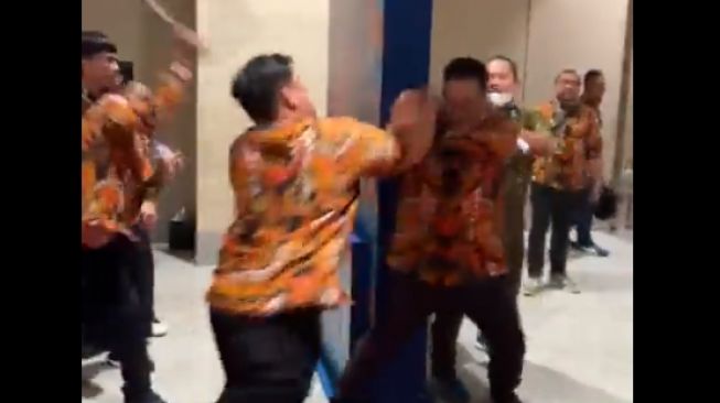 Munas HIPMI Yang Dibuka Jokowi Ricuh, Terjadi Adu Jotos Peserta - SATU ...