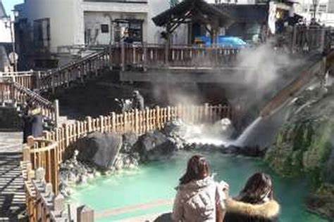 Jepang memanglah jadi pusatnya wisata paling utama urusan onsen. Salah satu onsen yang lumayan ternama hingga dikala ini merupakan Kusatsu Onsen. Berjarak 200 km di sisi utara kota Tokyo dengan penduduk dekat 700 jiwa ini mempunyai pemandian air panas yang menarik serta keelokan alam yang sesuai buat liburan. Onsen yang terletak di ketinggian kurang lebih 1. 200 m dari permukaan laut ini sediakan bermacam panorama alam pegunungan yang dipadati deretan onsen terbaik serta resort ski. Kemudian apa saja aktivitas yang dapat Kamu temukan di Kusatsu Onsen, berikut ini uraian lengkap menimpa posisi wisata menarik ini. Aktivitas Seru di Kusatsu Onsen Kala terletak di Kusatsu Onsen, seluruh wisatawan hendak diberikan peluang berendam di 2 onsen populer disitu ialah Yumomi serta Jikanyu. Kala terletak di Jikanyu hingga turis wajib melaksanakan ritual berdoa di kuil yang terdapat disitu kemudian setelah itu dapat berendam serta merasakan manfaat dari airnya. Sedangkan itu bila mendatangi onsen Yumomi hingga wisatawan dapat membiasakan temperatur air yang dipakai buat berendam dengan mengenakan sistem mengaduk. Dimana dengan sistem mengaduk air panas ini hendak ditemui temperatur yang cocok dengan kebutuhan. Masyarakat dekat menyebut tradisi mengaduk ini dengan istilah Yumomi. Bukan cuma dapat memperoleh temperatur air yang cocok, uap panas yang keluar dari air hendak menyegarkan badan Kamu sehabis lewat ekspedisi jauh dikala berkunjung kesana. Sebagian aktivitas menarik serta seru di kawasan ini antara lain: Sumber Air Panas Terbesar Sebab Kusatsu Onsen jadi salah satu sumber air panas terbanyak yang terdapat di Jepang, hingga wisatawan hendak terus menjadi optimal berendam dikala terdapat disitu. Apalagi sumber air panas yang terdapat di onsen ini cocok dengan laporan riset sanggup menewaskan seluruh tipe kuman serta penyakit. Para turis yang tiba bukan cuma dapat menikmati keelokan alam saja. Tetapi pula dapat mengobati sebagian penyakit yang dialami sembari liburan. Sumber air panas di kawasan ini berasal dari sumber Yubatake yang mengalir sepanjang 70 tahun. Bila mau lebih optimal liburan di Kusatsu Onsen, silahkan sempatkan waktu buat menginap disini. Sebab tidak cuma dapat berendam disejumlah pemandian air panas tetapi pula dapat menikmati nuansa malam haru dengan panorama alam yang begitu asri. Berkunjung ke Onsen Terkenal Di kawasan Kusatsu Onsen ada beberapa onsen yang dapat dijadikan tujuan terbaik para turis. Sebagian onsen itu antara lain:  Sainokawara Rotenburo Sainokawara Rotenburo jadi salah satu onsen sangat banyak jadi opsi di Kusatsu. Bila mau berkunjung kesana, silahkan menempuh ekspedisi sepanjang 10 menit dari Yubatake. Kawasan ini pula dekat sekali dengan Taman Sainokawara. Dengan lumayan membayar 600 yen silahkan nikmati keelokan berendam dialam.  Gozanoyu Gozanoyu jadi onsen yang didesain mengenakan bidang dalamnya kayu. Onsen ini telah beroperasi dekat 400 tahun kemudian. Bila mau masuk silahkan siapkan duit 600 yen buat dewasa, serta serta 300 yen buat umur kanak- kanak.  Shirohatanoyu Salah satu onsen dengan air yang sangat panas. Walaupun posisi ini tidak sering jadi opsi, tetapi bila Kamu berkenan kesana silahkan siapkan tiket 500 yen.  Otakinoyu Pemandian dengan kolam- kolam kayu dengan temperatur air 38- 46 derajat celcius. Bila mau kesana, silahkan jalani ekspedisi 15 menit kala dari Yubatake. Siapkan tiket masuk dengan harga 800 yen. Bila Kamu tertarik buat tiba ke Kusatsu Onsen, silahkan mengenakan akses kereta Limited Ekspress Kusatsu ke Stasiun Naganohara- Kusatsuguchi( 4. 750 yen). Dapat pula mengenakan akses kereta Sinkansen lewat Stasiun Tokyo ke Stasiun Takasaki. Setelah itu naik JR Agatsuma Line sampai Stasiun Naganohara- Kusatsuguchi( 5. 280 yen).